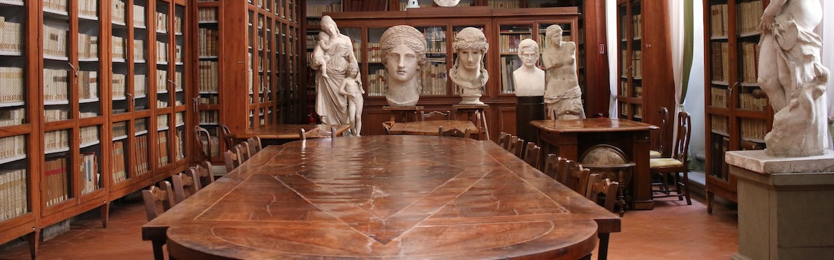 Vista della biblioteca ottocentesca dell'Accademia di Belle Arti di Firenze