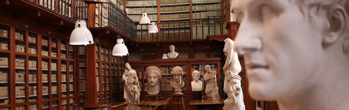 Vista della biblioteca ottocentesca dell'Accademia di Belle Arti di Firenze